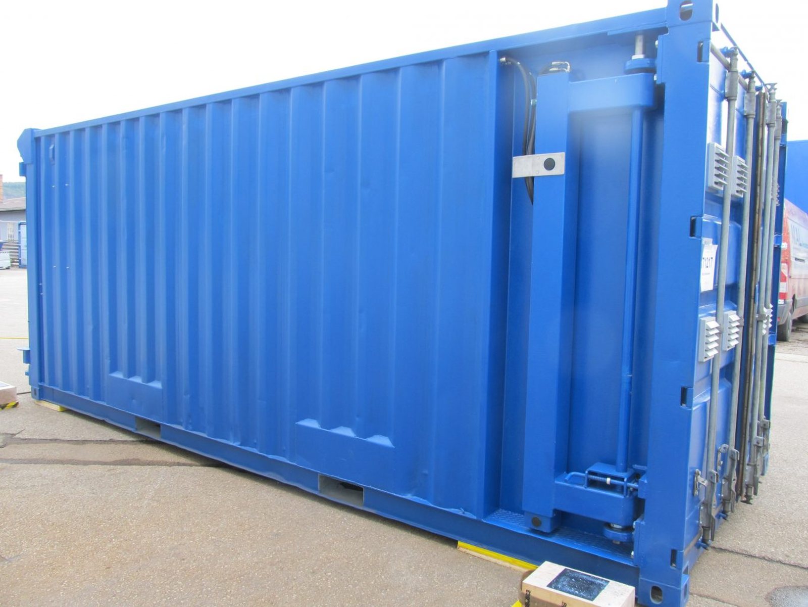 Die Strahlanlage geschlossen im Containerformat, abgestellt auf Holzklötzen