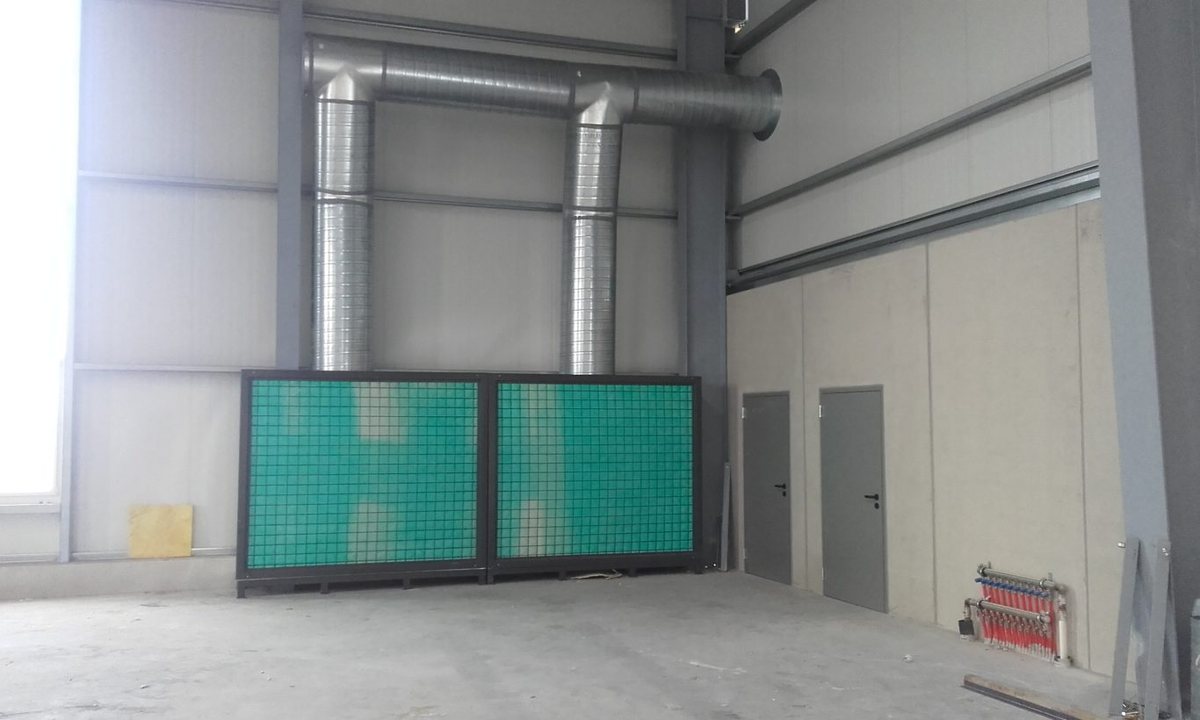 Farbnebelabsaugwand mit grünem Filtergitter in einer Halle