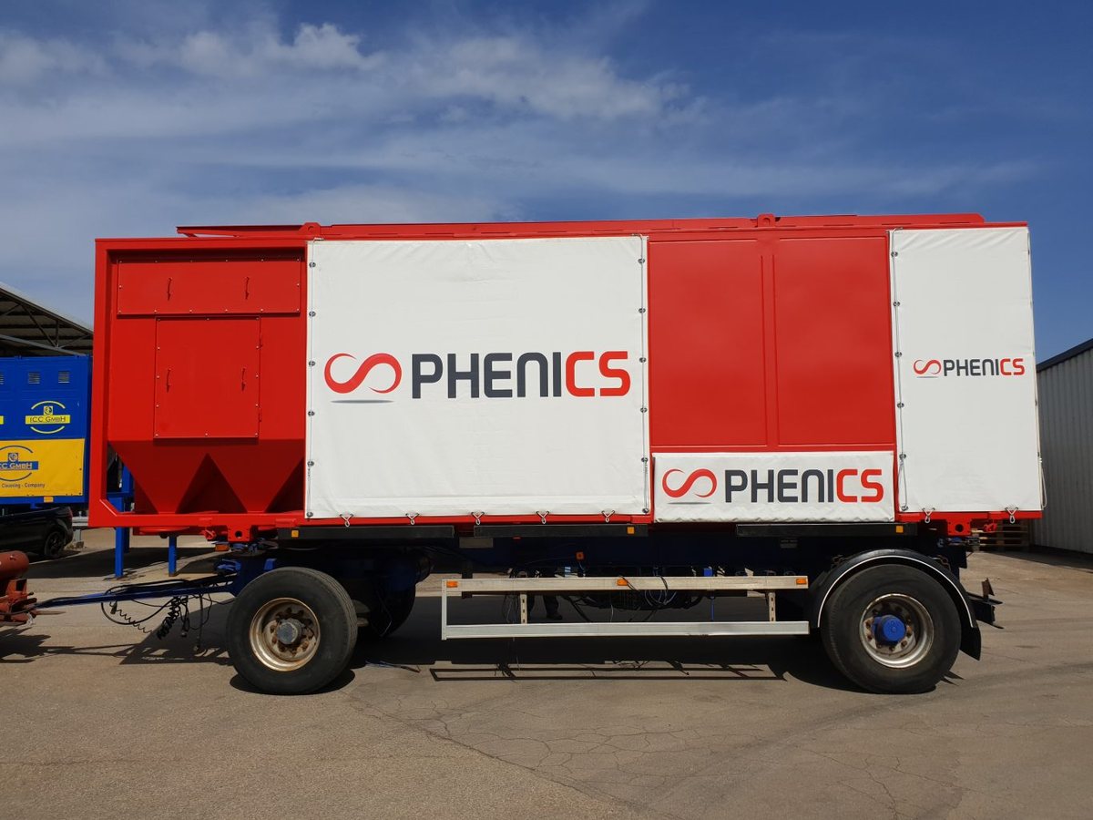 Mobile Wiederaufbereitungsanlage mit der Aufschrift Phenics auf einem Fahrgestell